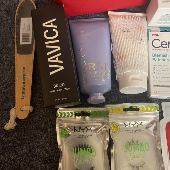 Beauty bundle: makeup, skincare, haircare, and more - Picture 4 of 6